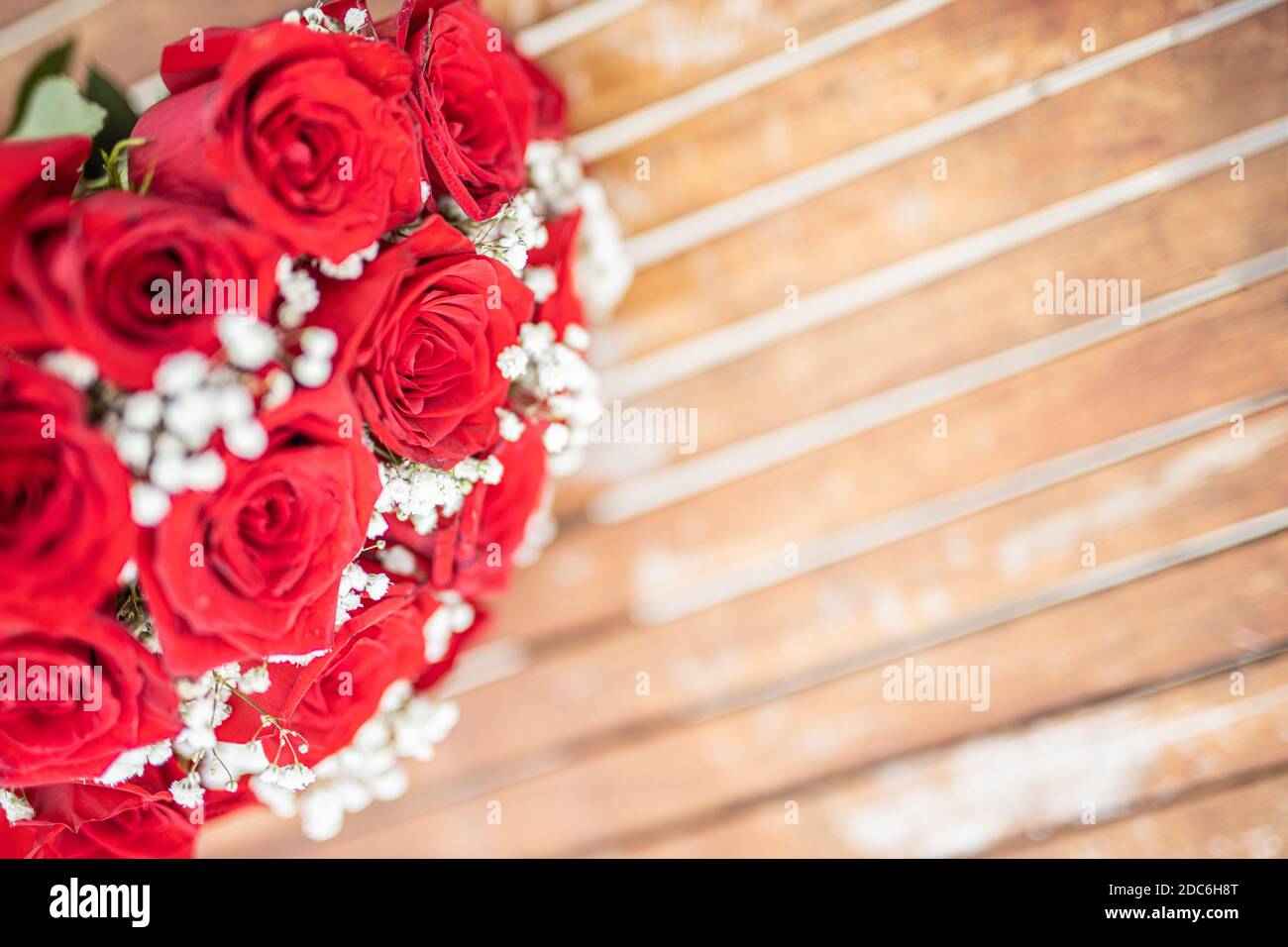 Carte De Voeux Pour La Saint Valentin Avec Roses Rouges Sur Une Table En Bois Lune De Miel Bouquet De Mariage Tons Artistiques Beau Mariage Concept D Amour Photo Stock Alamy Carte De Voeux Pour La Saint Valentin Avec Roses Rouges Sur Une Table En Bois Lune De Miel Bouquet De Mariage Tons Artistiques Beau Mariage Concept D Amour Photo Stock Alamy
