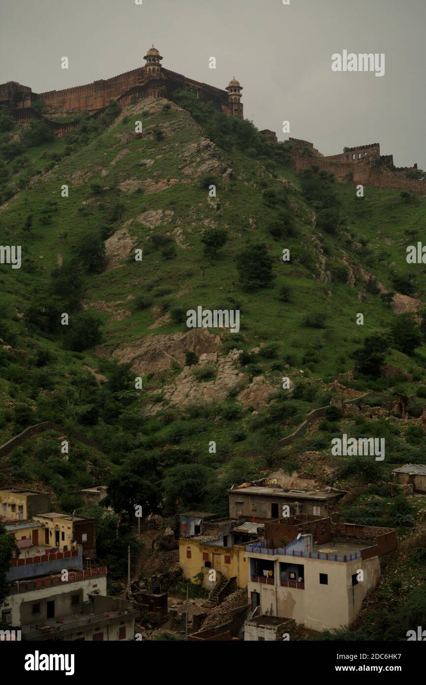Les collines d'Aravalli et une partie du mur du fort Jaigarh vu du fort d'Amer à Rajashtan, en Inde. Banque D'Images