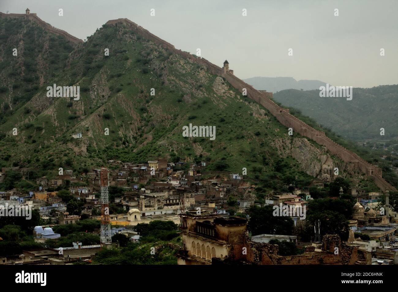 Les collines d'Aravalli et une partie du mur du fort Jaigarh vu du fort d'Amer à Rajashtan, en Inde. Banque D'Images