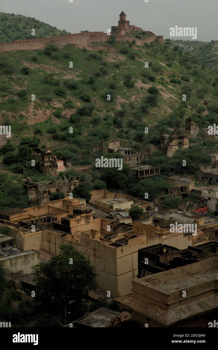 Les collines d'Aravalli et une partie du mur du fort Jaigarh vu du fort d'Amer à Rajashtan, en Inde. Banque D'Images