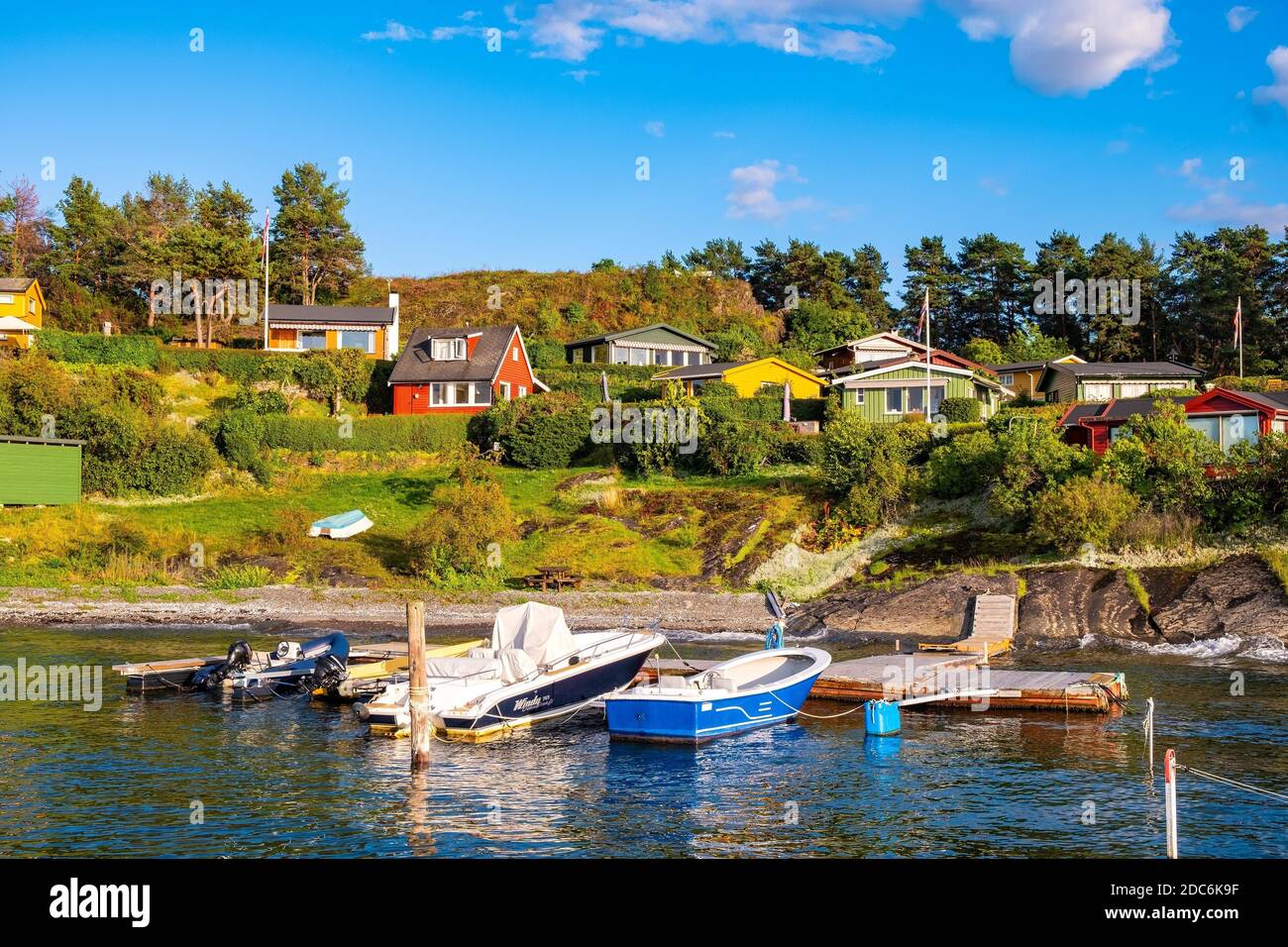 Oslo, Ostlandet / Norvège - 2019/09/02: Vue panoramique sur l'île de Lindoya sur le port d'Oslofjord avec le port de plaisance Lindoya Vest et les chalets d'été à shorel Banque D'Images