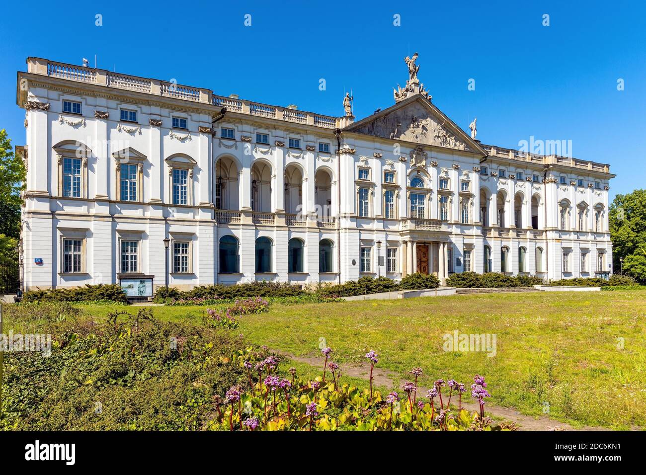 Varsovie, Mazovie / Pologne - 2020/05/10: Vue panoramique du Palais baroque de Krasinski - Palac Krasinskich - à la place Krasinski dans le quartier historique de la vieille ville Banque D'Images