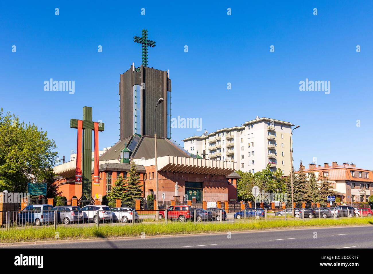 Varsovie, Mazovie / Pologne - 2020/05/21: Façade de l'église Saint-Maximilian Colbe - kosciol sw. Maksymiliana Kolbe - à ul. Rue Rzymowskiego à Moko Banque D'Images