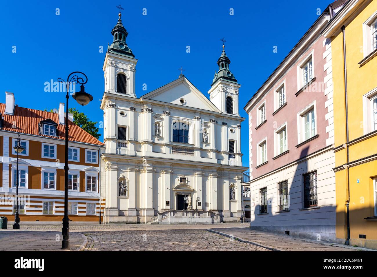 Varsovie, Mazovie / Pologne - 2020/05/10: Façade de l'Église de l'ordre paulinien de Saint-Esprit - kosciol sw. ducha - rue Freta dans le quartier historique de la Nouvelle ville Banque D'Images