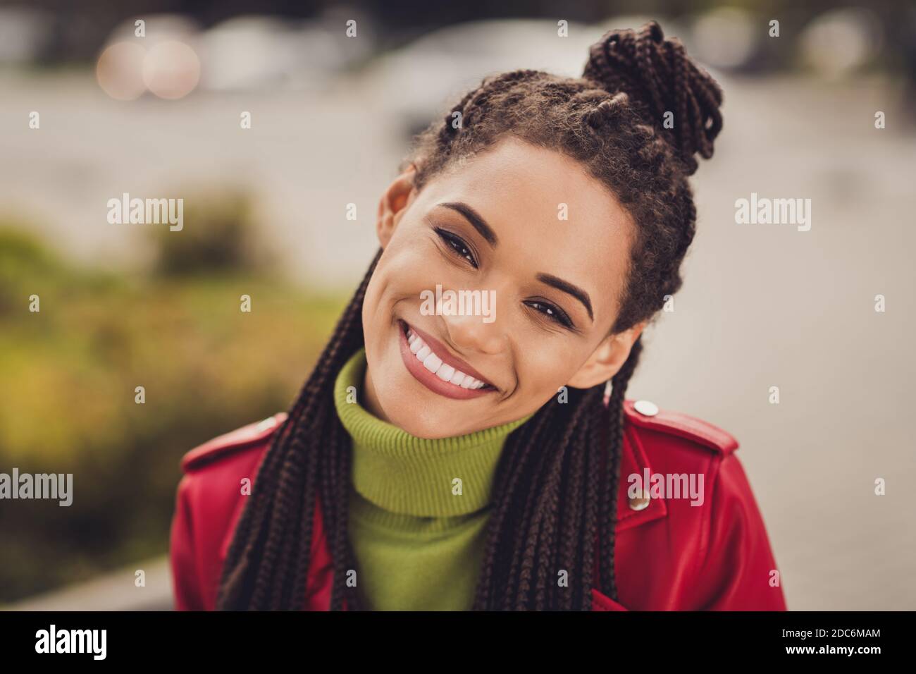 Photo de jeune femme afro-américaine de cheveux bruns attrayante et gaie joyeux sourire positif profitez de la marche libre Banque D'Images