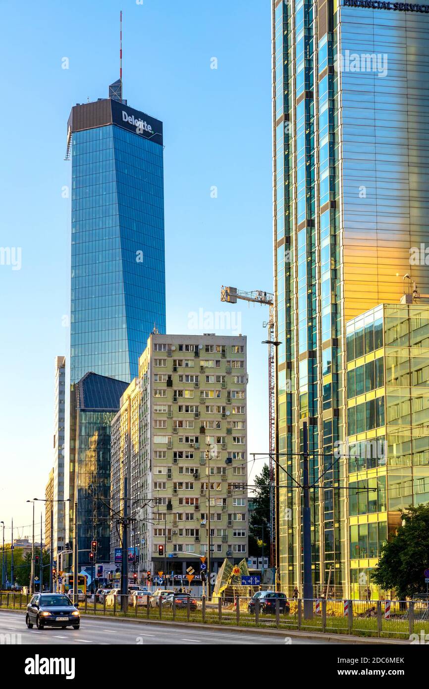 Varsovie, Mazovia / Pologne - 2020/05/22: Vue panoramique de la tour Q22 de bureau d'Echo Investment à al Avenue Jana Pawla II dans le quartier du centre-ville de Wola Banque D'Images