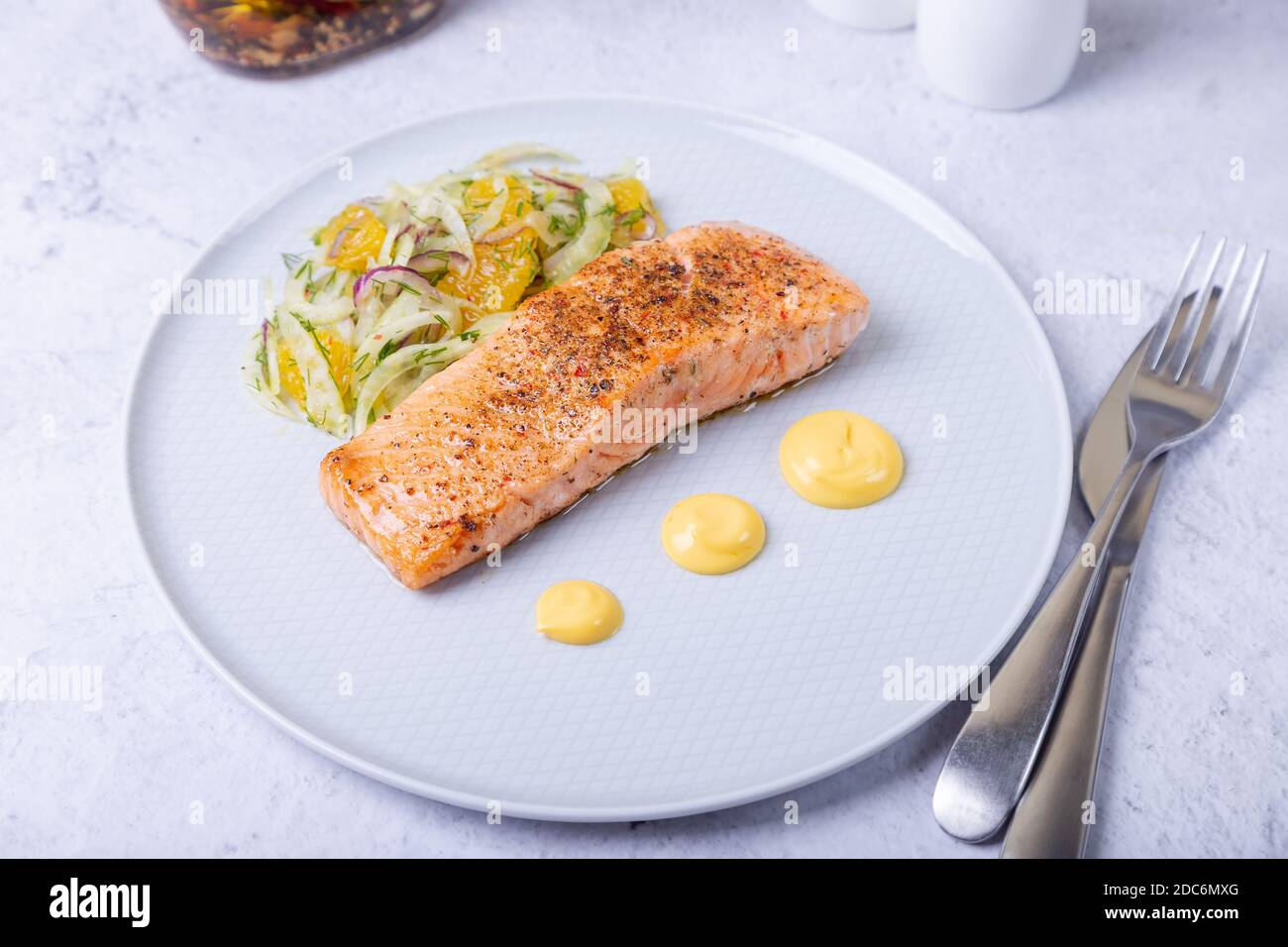 Saumon frit avec fenouil et salade d'orange avec sauce hollandaise. Plat français. Gros plan. Banque D'Images