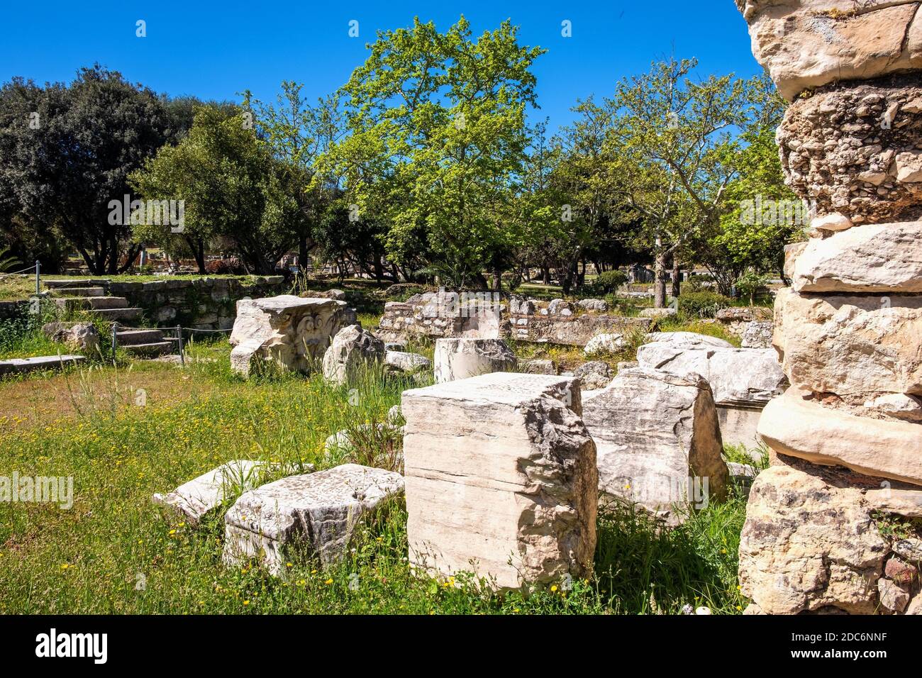 Athènes, Attique / Grèce - 2018/04/02: Vue panoramique de l'ancienne zone archéologique d'Agora athénienne avec ruines de l'Odéon d'Agrippa et Gymnase Banque D'Images