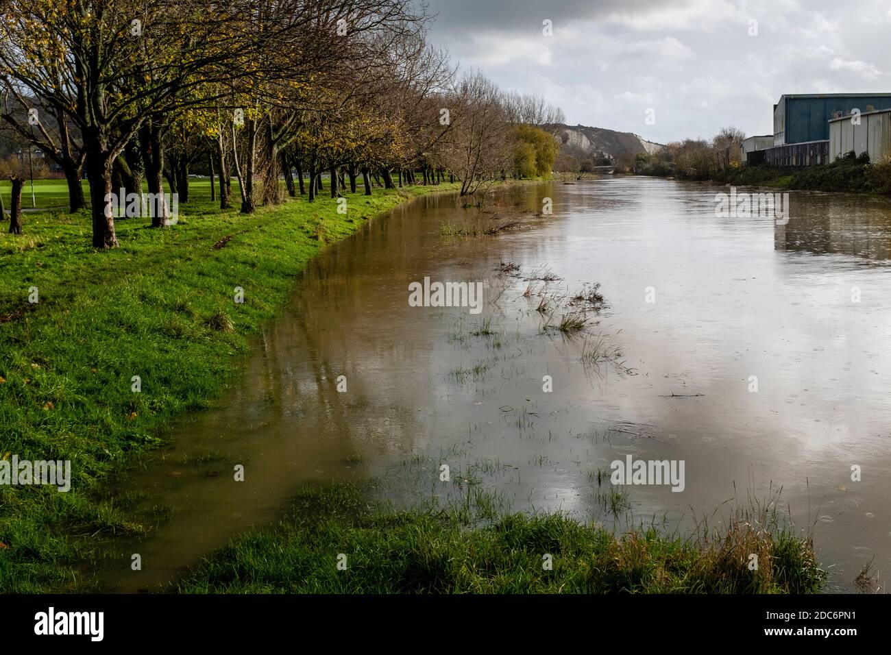 La rivière Ouse explose ses berges à Lewes, dans l'est du Sussex, au Royaume-Uni. Banque D'Images
