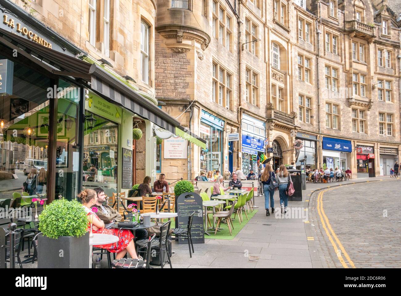 Boutiques bars et cafés sur Cockburn St Old Town Édimbourg Vieille ville Edimbourg Ecosse GB Royaume-Uni Europe Banque D'Images