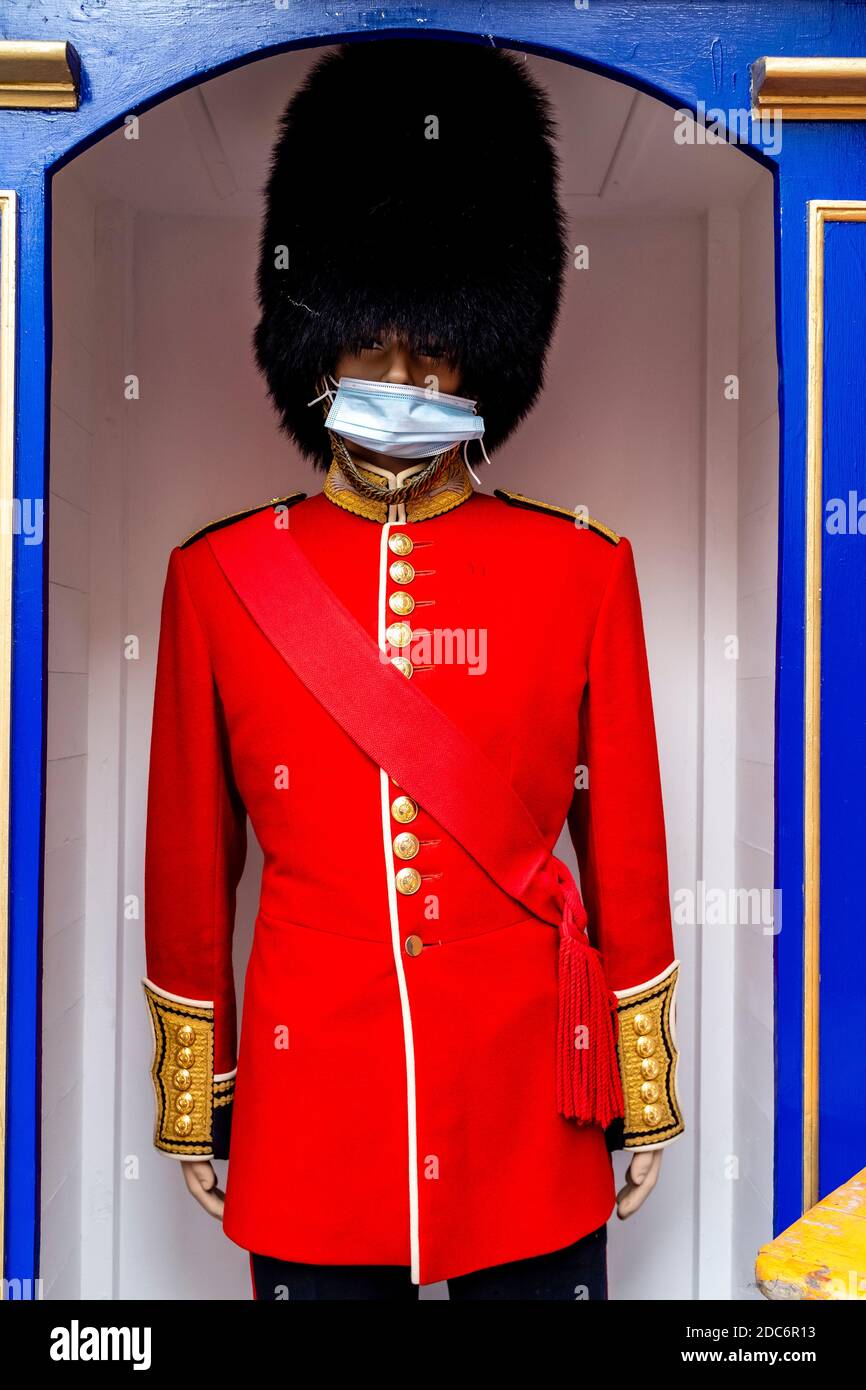 Exposition à l'extérieur du marché aux puces de Lewes portant un masque lors de la pandémie de Covid 19, Lewes, East Sussex, Royaume-Uni. Banque D'Images