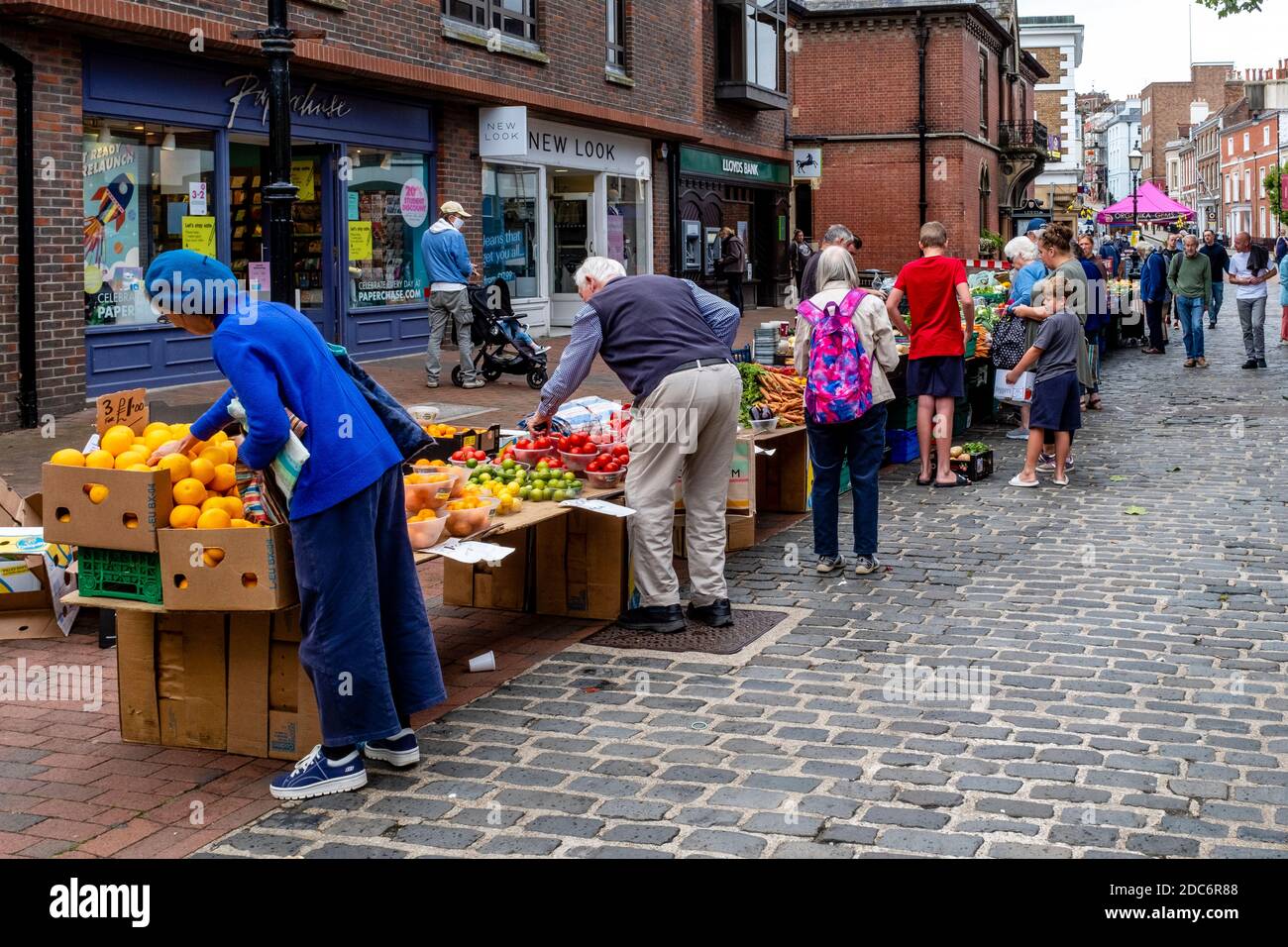 Les gens de la région achètent des fruits et des légumes à un marché de Sall, High Street, Lewes, East Sussex, Royaume-Uni. Banque D'Images