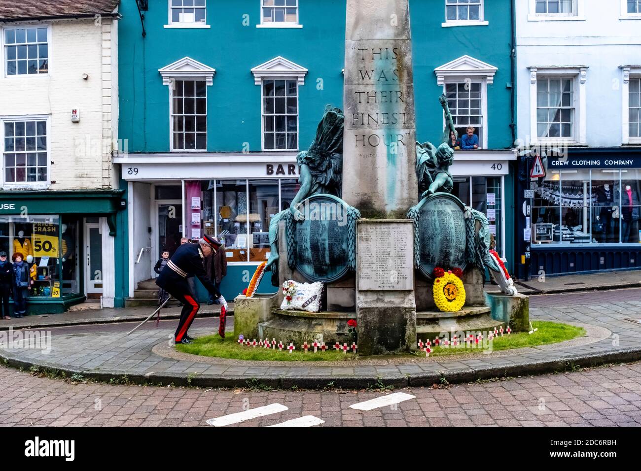 Un homme senior en uniforme militaire dépose UNE couronne au Monument commémoratif de guerre le dimanche du souvenir, à Lewes, dans le Sussex, au Royaume-Uni. Banque D'Images