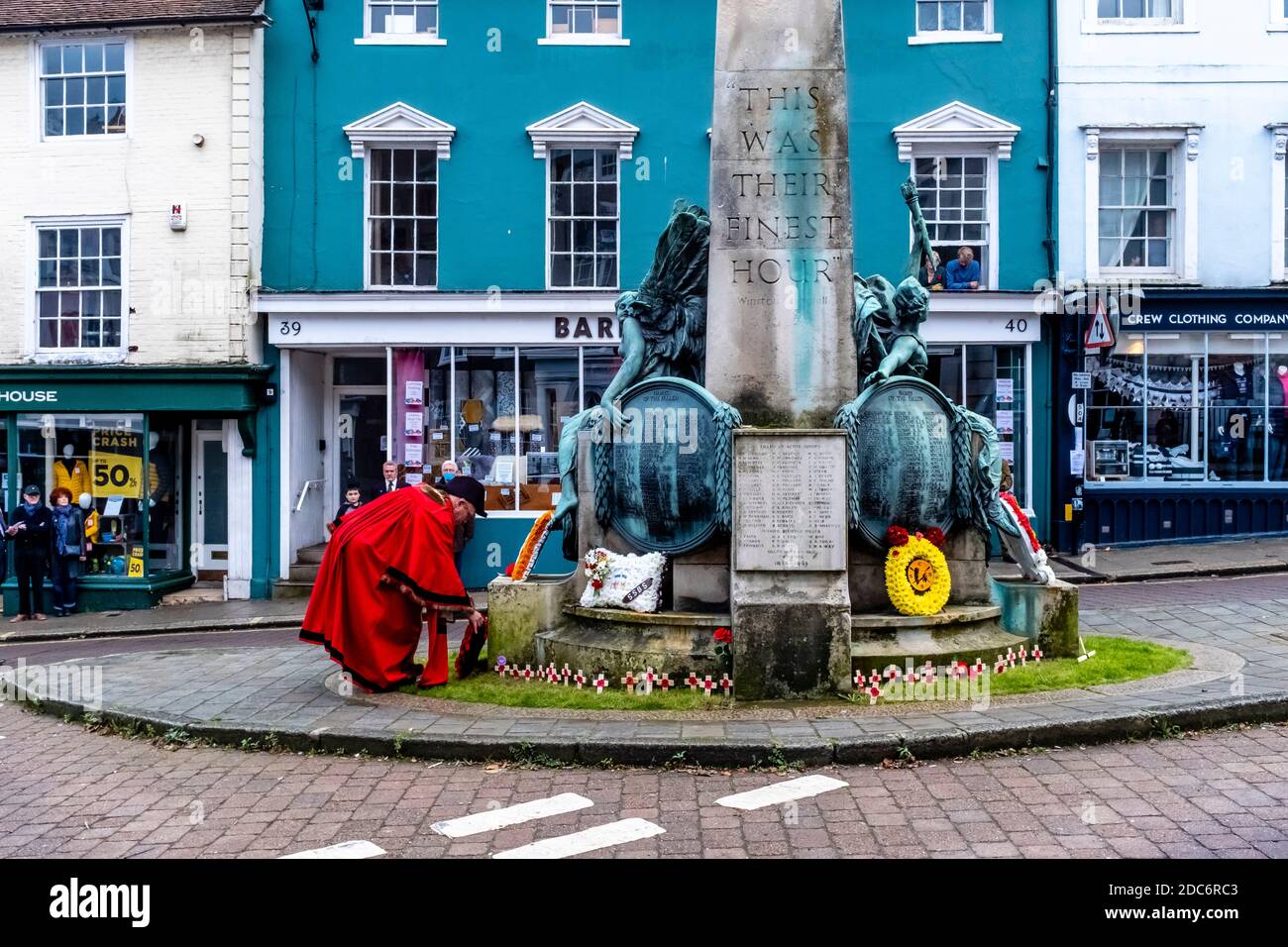 Le maire de Lewes en costume traditionnel pose UN serment au Monument commémoratif de guerre le dimanche du souvenir, à Lewes, dans le Sussex, au Royaume-Uni. Banque D'Images