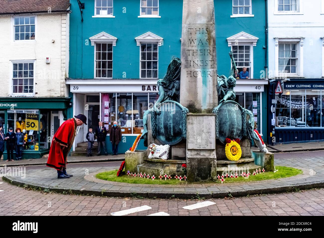 Le maire de Lewes en costume traditionnel pose UN serment au Monument commémoratif de guerre le dimanche du souvenir, à Lewes, dans le Sussex, au Royaume-Uni. Banque D'Images