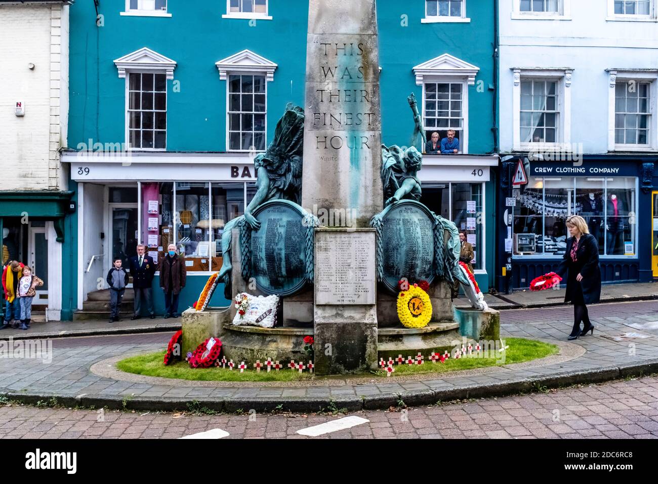 La députée locale de Lewes, Maria Caulfield, pose UN serment au Monument commémoratif de guerre le dimanche du souvenir, à Lewes, dans le Sussex, au Royaume-Uni. Banque D'Images
