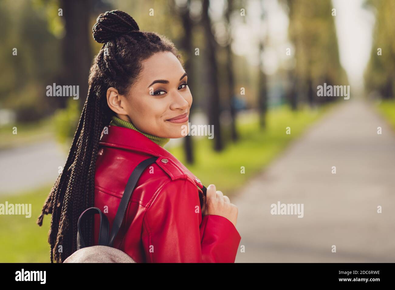 Photo de jeune femme africaine attrayante cheveux bruns heureux positif smile profitez de l'automne walk park week-end Banque D'Images