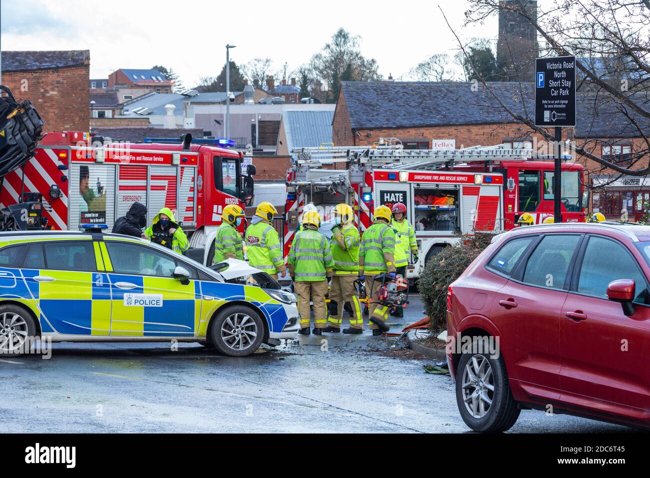 Victoria Road, Wellington, Royaume-Uni. 19 novembre 2020 une brigade d'incendie sauve les facultés d'accident de voiture par Victoria Road North car Park crédit: Eddie Cloud/Alay Live News. Banque D'Images