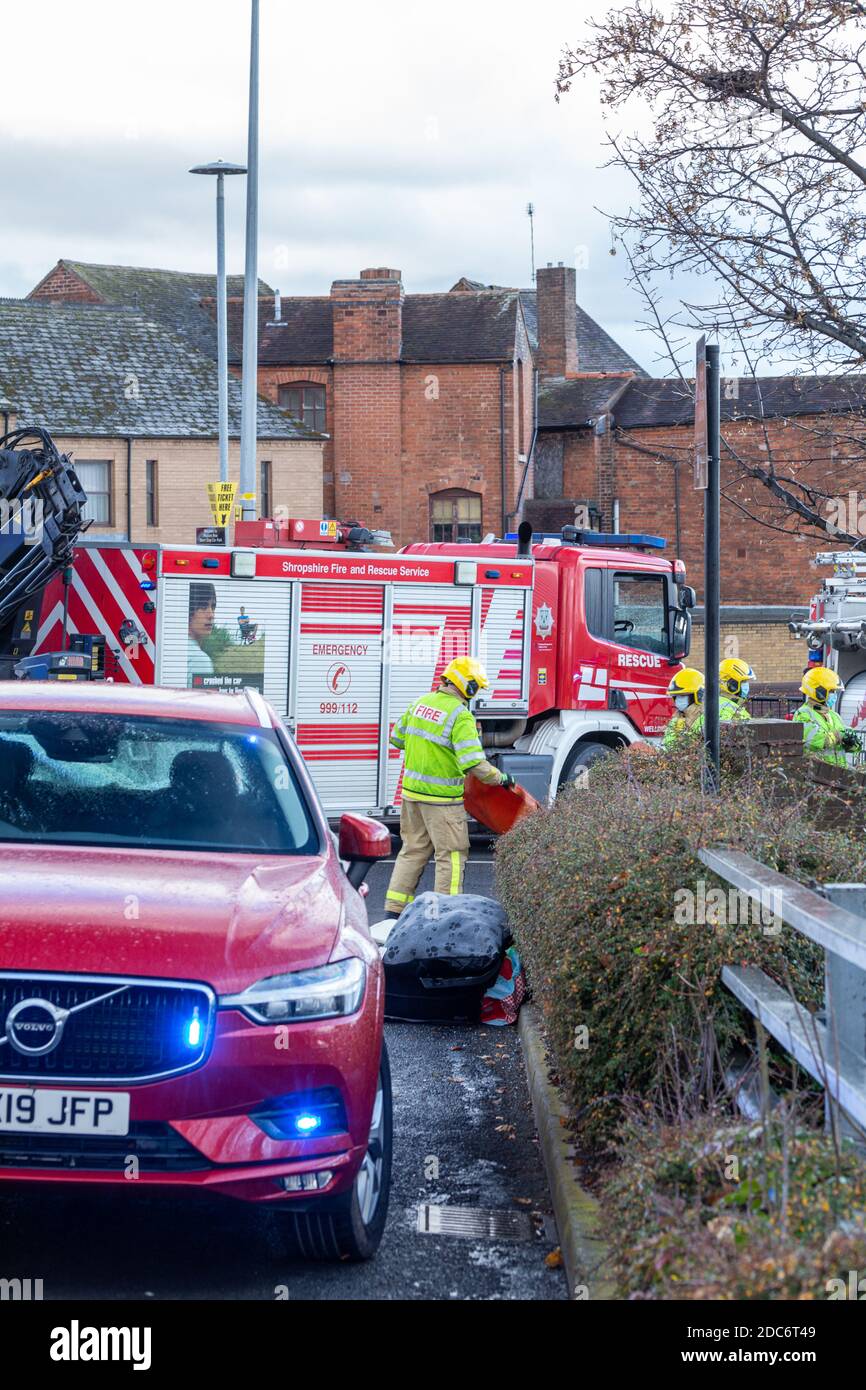 Victoria Road, Wellington, Royaume-Uni. 19 novembre 2020 une brigade d'incendie sauve les facultés d'accident de voiture par Victoria Road North car Park crédit: Eddie Cloud/Alay Live News. Banque D'Images