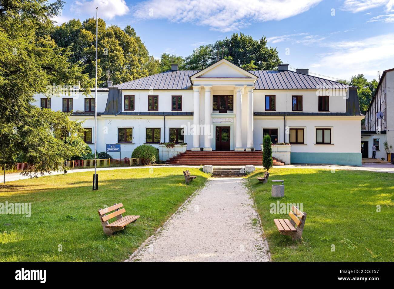 Naglowice, Swietokrzyskie / Pologne - 2020/08/16: Vue panoramique sur le parc et le manoir historique de la famille Radziwill situé à proximité de Mikolaj Rej mus Banque D'Images