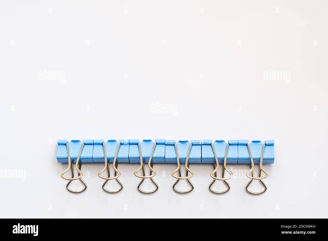Trombones en fer de couleur. Trombones avec de nombreuses variantes de couleur pastel uniques isolées sur un fond blanc, le clip Binder est un dispositif simple pour bindinin Banque D'Images
