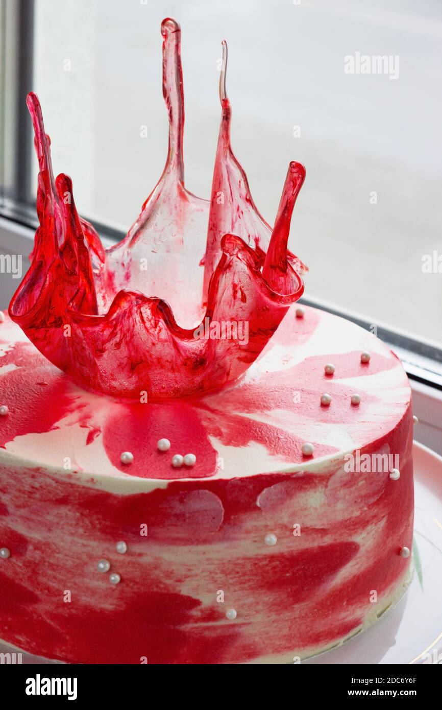 gâteau de vacances rouge vif avec décoration caramel sur le rebord de la fenêtre Banque D'Images