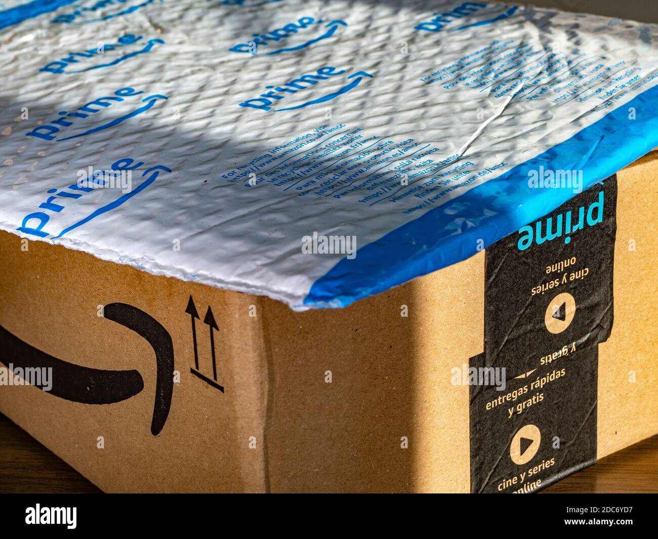 Gros plan d'un sac rembourré Amazon Prime sur une boîte de livraison/d'expédition de carton Amazon Prime. Banque D'Images