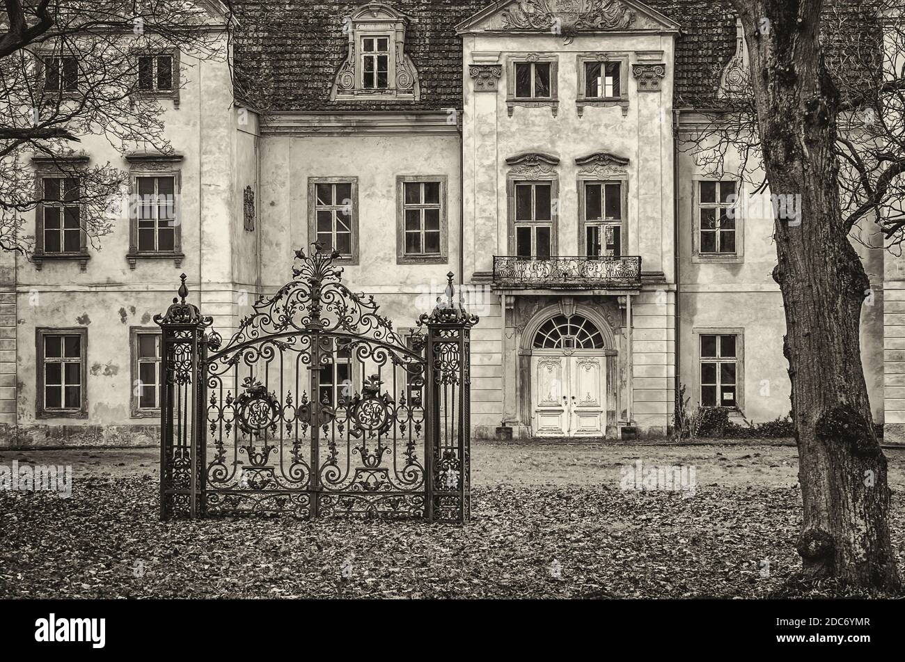 Derrière des portes fermées - un ancien manoir abandonné et délabré, Ivenack Manor, Mecklenburg-Pomerania, Allemagne. Banque D'Images
