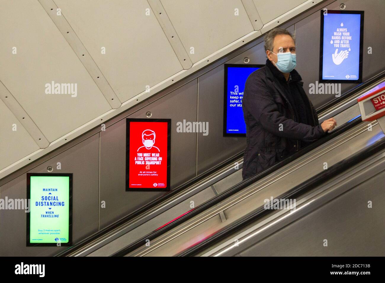 Les gens voyagent dans le métro de Londres de Leicester Square à Station Camden tout en portant des masques pendant le verrouillage Covid Banque D'Images