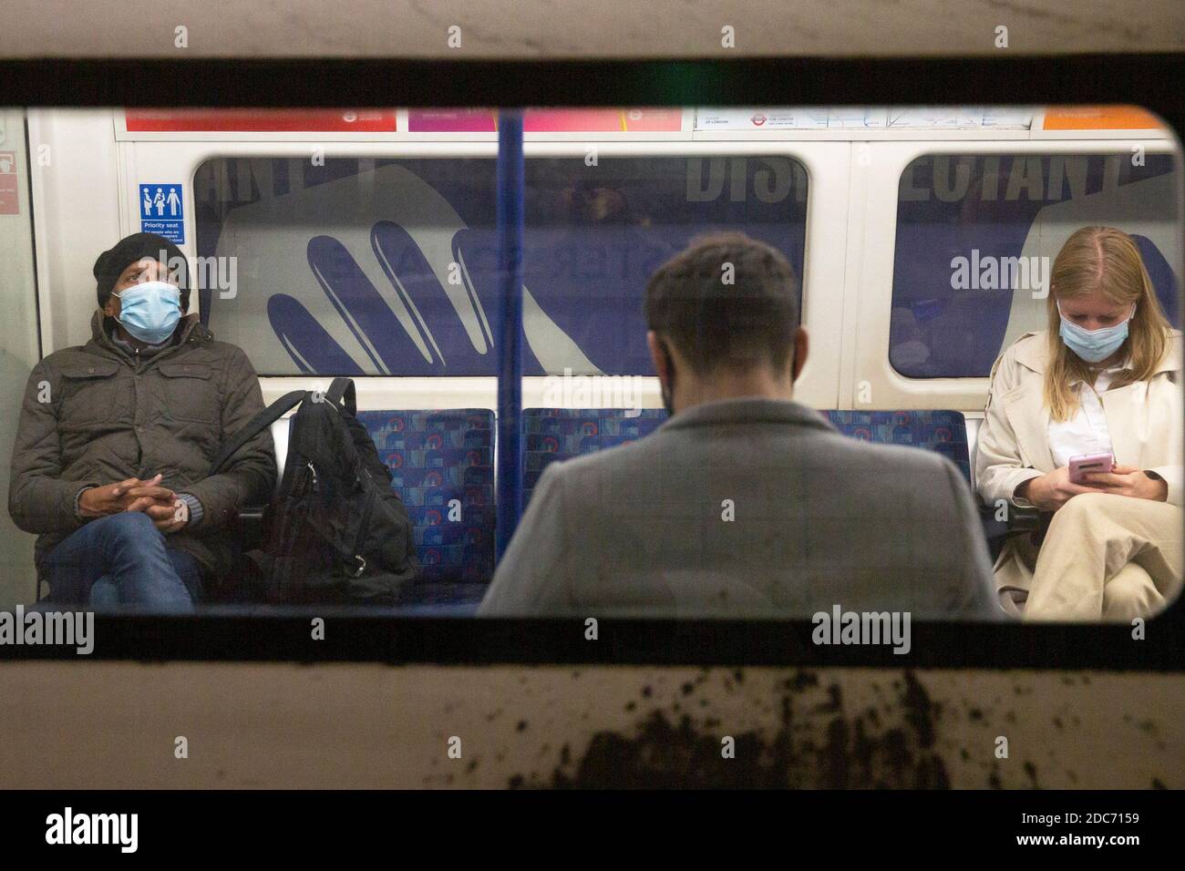 Les gens voyagent dans le métro de Londres de Leicester Square à Station Camden tout en portant des masques pendant le verrouillage Covid Banque D'Images