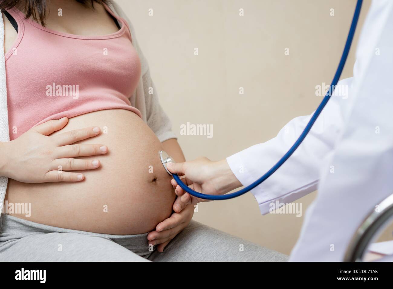 Bonne femme enceinte consulter un médecin gynécologue à l'hôpital ou à la clinique médicale pour un consultant en grossesse. Médecin examiner le ventre enceinte pour bébé et Banque D'Images