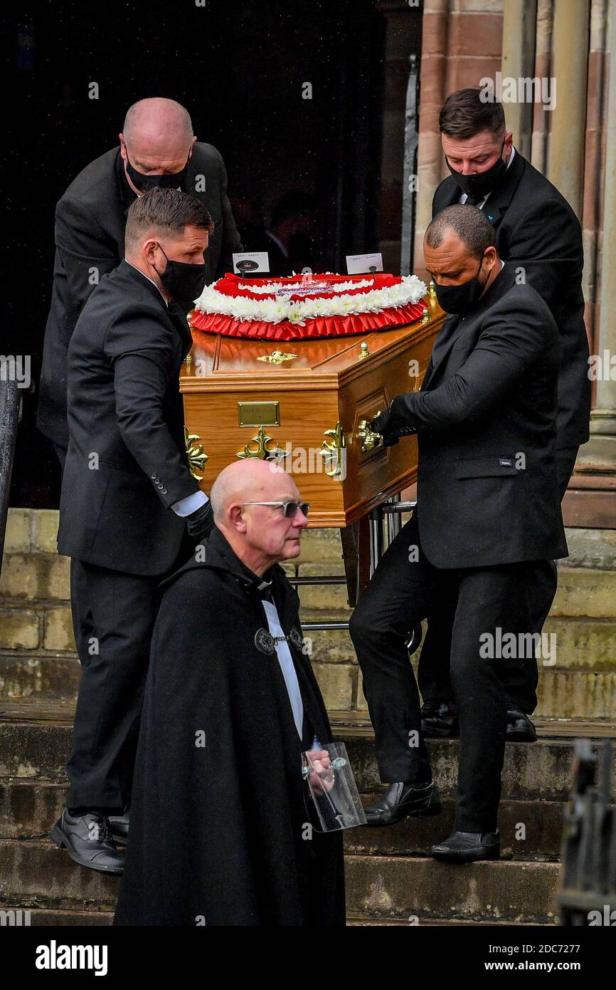 Père Haydn Angleterre Simon dirige le cercueil de Dean Lewis de l'église pendant les funérailles de Gladys, Dean et Darren Lewis à l'église Saint-Pierre de Pentre, au sud du pays de Galles. Mme Lewis et ses deux fils sont tous morts de Covid-19 dans les cinq jours. Banque D'Images