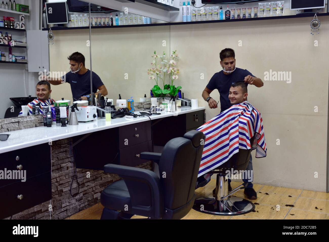 Coupe de cheveux au salon de coiffure Banque D'Images