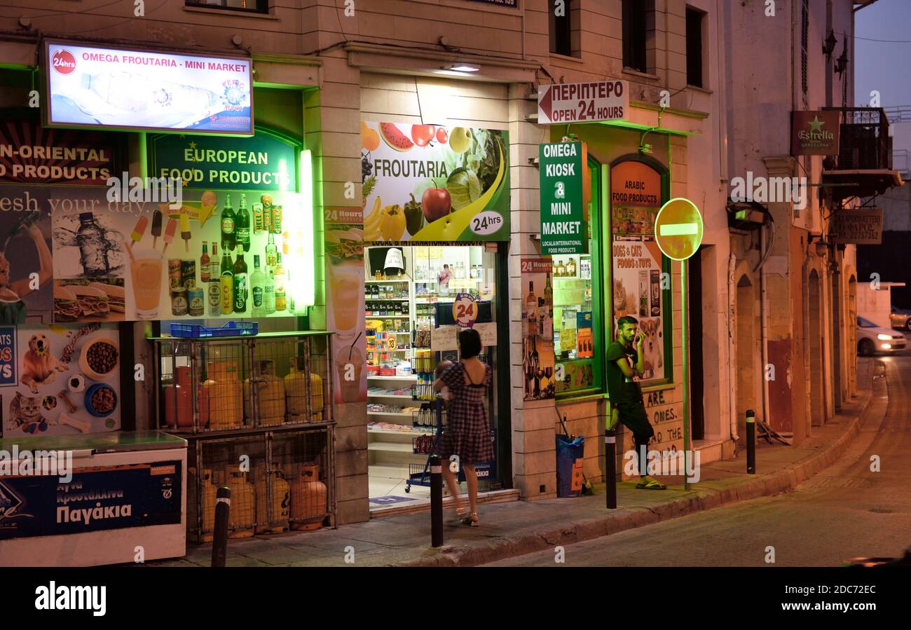 En dehors de la boutique locale d'angle, mini marché (Cava Antreas X. Othonos), en début de soirée, la vieille ville de Nicosie dans la Grèce de Chypre Banque D'Images