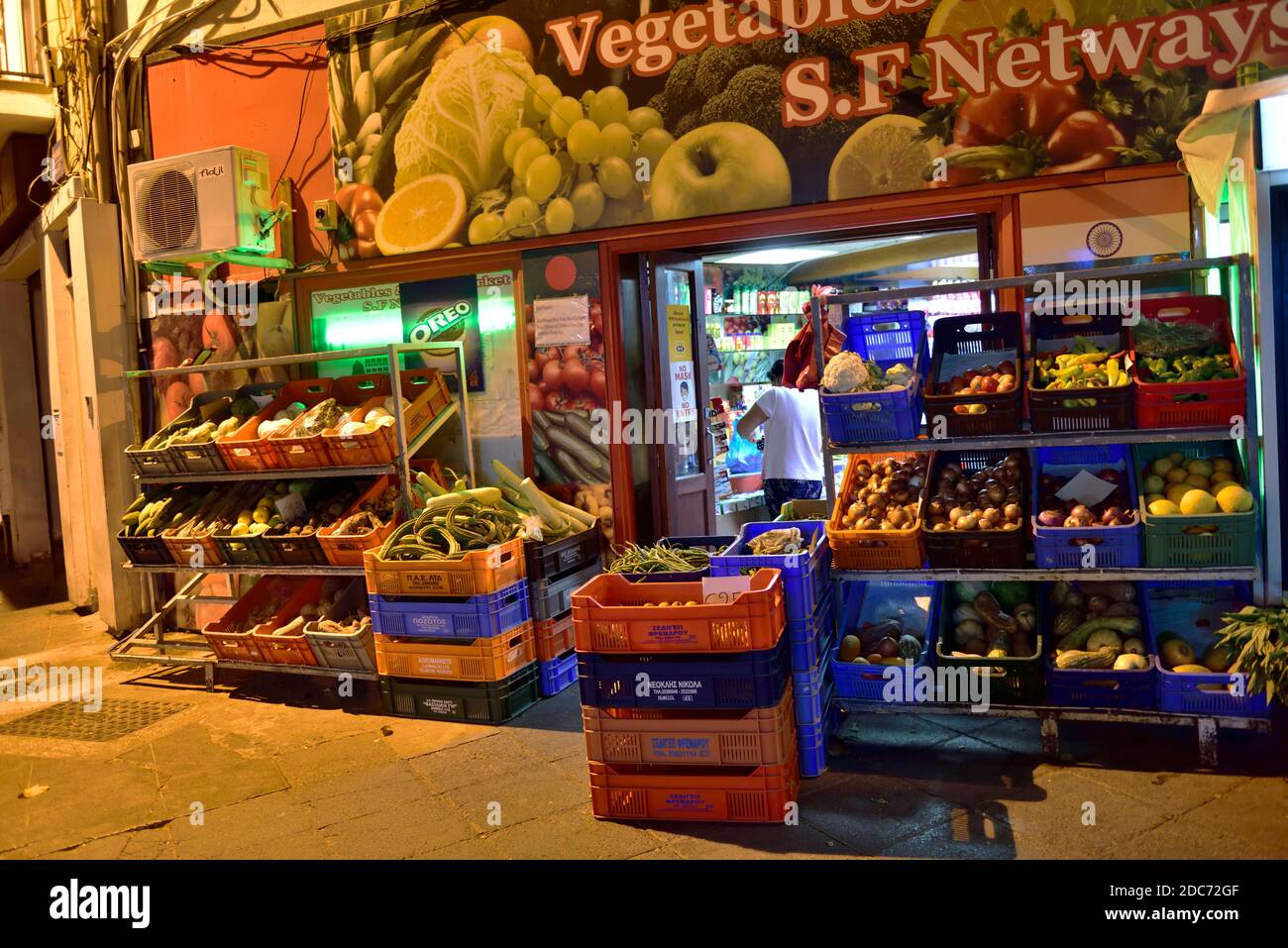 Hors magasin local d'angle, mini-marché, en début de soirée, nuit, vieille ville de Nicosie à Chypre grecque Banque D'Images
