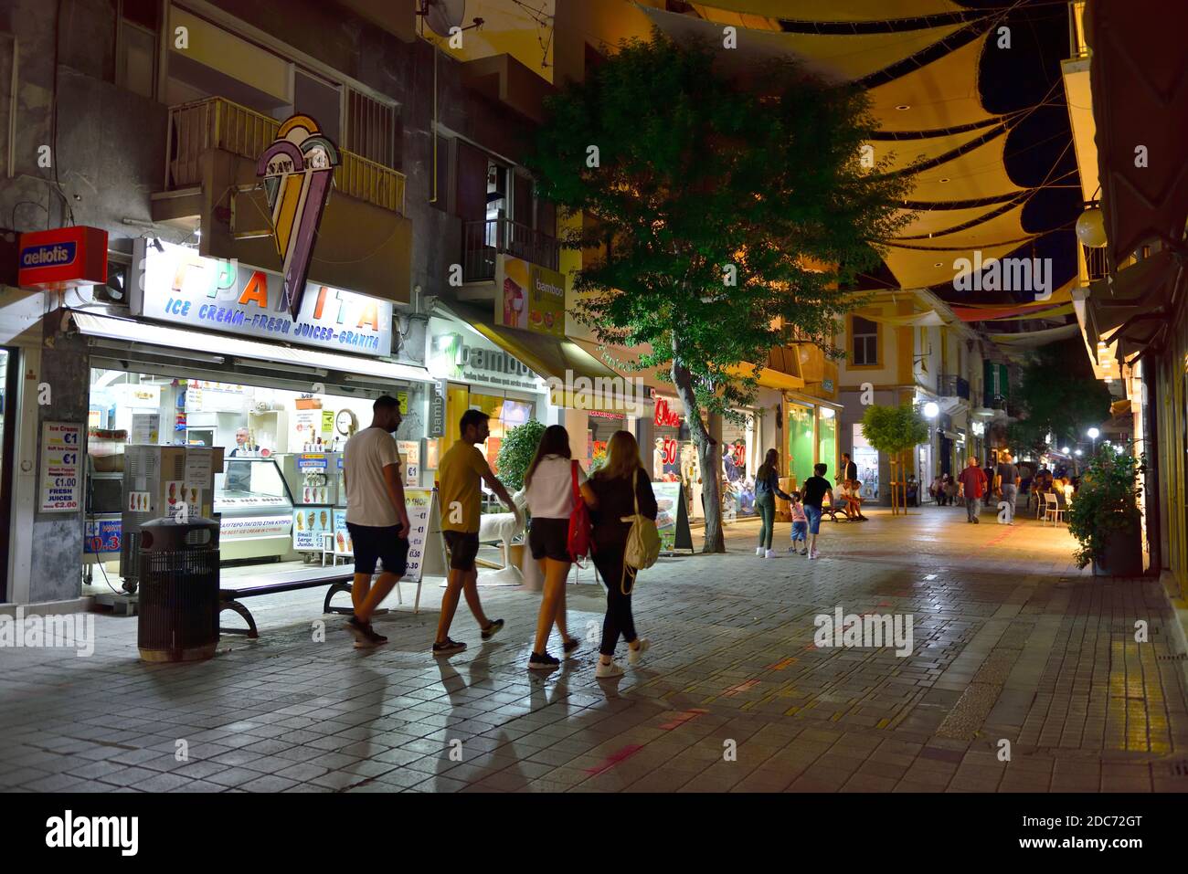 Scène de rue la nuit dans la zone piétonne de la vieille ville de Nicosie, Chypre Banque D'Images