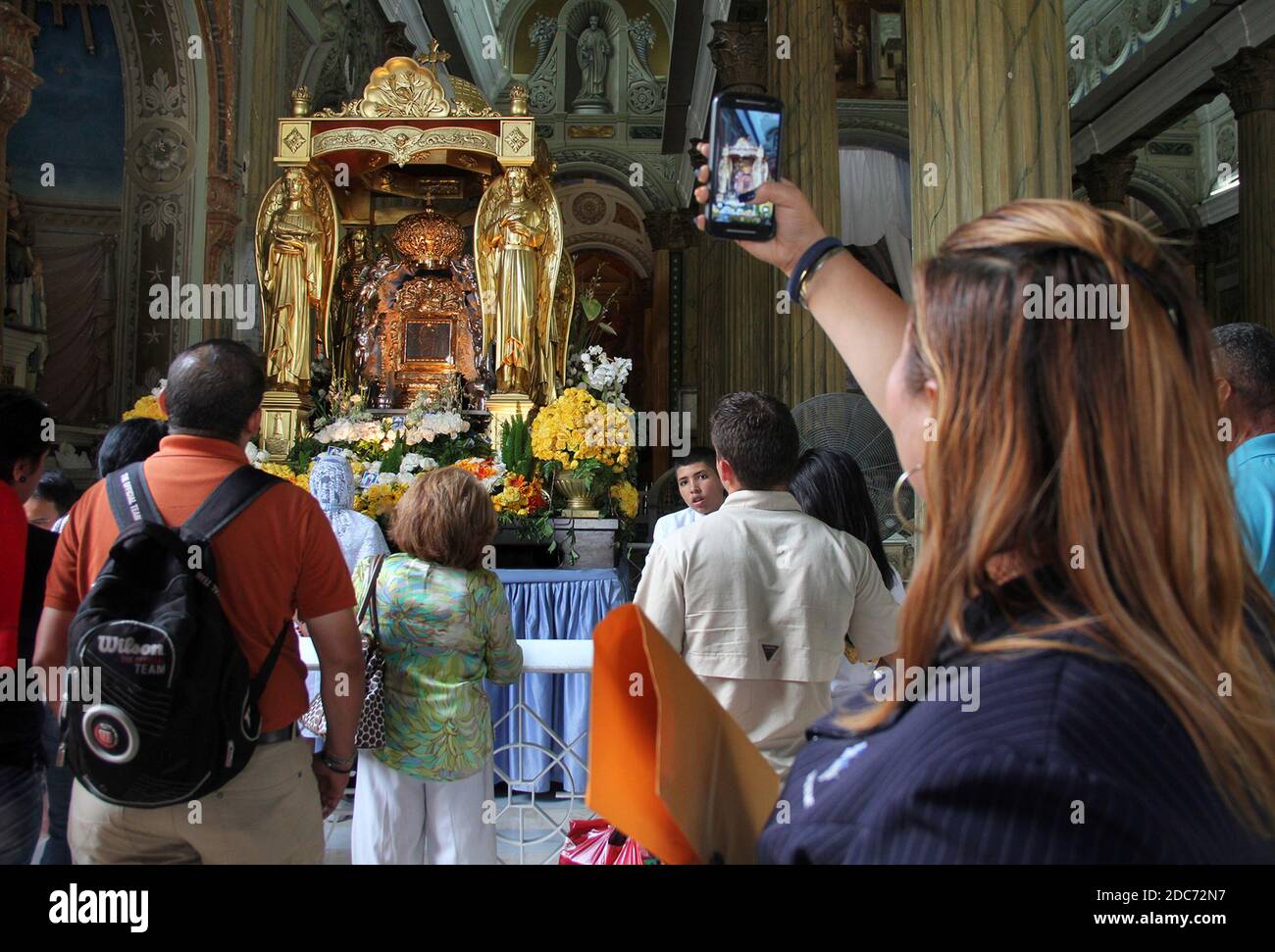 Maracaibo, Venezuela. 18 novembre 2020. Les Vénézuéliens célèbrent aujourd'hui, le mercredi 18 novembre 2020, le jour de la Vierge de Chiquinquirá à Maracaibo, au Venezuela. Beaucoup ont célébré pratiquement de leurs maisons, pas dans la Plazoleta de la Basilique de Nuestra Señora de Chiquinquirá, à Maracaibo comme il est habituel dans les années précédentes, en raison de la pandémie du coronavirus, cependant, les dévotés pourront assister à la masse de leur mécène par le biais d'une diffusion en direct à travers les plates-formes. (Photo par Humberto Matheus/Sipa USA) crédit: SIPA USA/Alay Live News Banque D'Images
