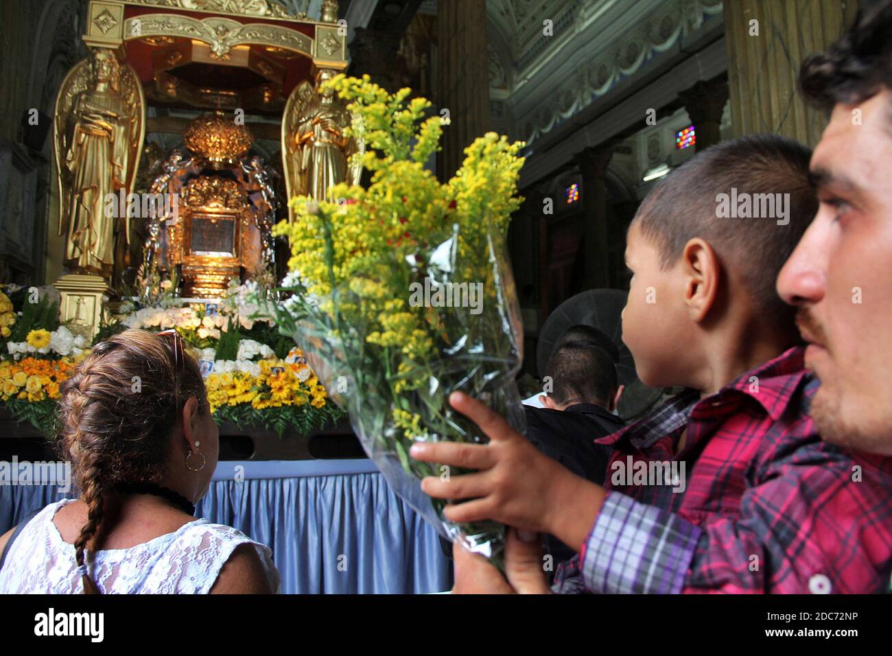 Maracaibo, Venezuela. 18 novembre 2020. Les Vénézuéliens célèbrent aujourd'hui, le mercredi 18 novembre 2020, le jour de la Vierge de Chiquinquirá à Maracaibo, au Venezuela. Beaucoup ont célébré pratiquement de leurs maisons, pas dans la Plazoleta de la Basilique de Nuestra Señora de Chiquinquirá, à Maracaibo comme il est habituel dans les années précédentes, en raison de la pandémie du coronavirus, cependant, les dévotés pourront assister à la masse de leur mécène par le biais d'une diffusion en direct à travers les plates-formes. (Photo par Humberto Matheus/Sipa USA) crédit: SIPA USA/Alay Live News Banque D'Images
