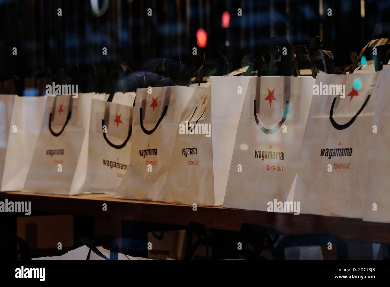 Les sacs en papier « à emporter » du restaurant Wagamama sont affichés dans la fenêtre, tandis que le verrouillage de l'Angleterre permet de les emporter uniquement jusqu'à ce que les restrictions soient levées. Banque D'Images