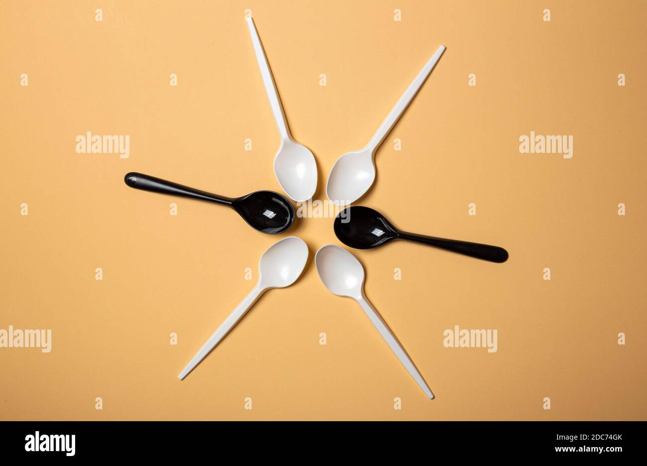 ensemble de couverts en plastique noir et blanc Banque D'Images