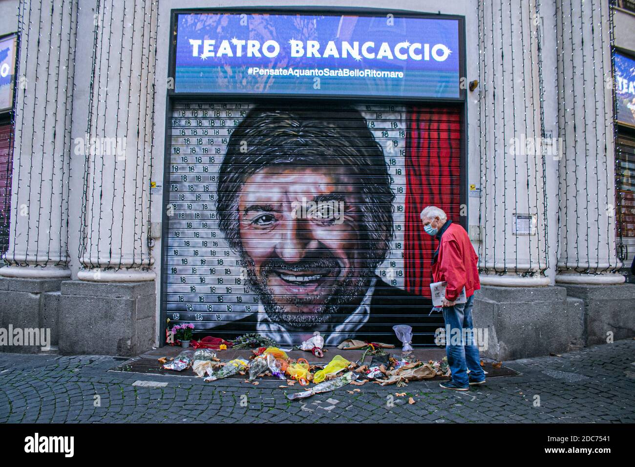 ROME ITALIE 19 novembre 2020. L'image portrait de Luigi Gigi Proietti, mort le 2 novembre, créée par l'artiste de rue Maupal apparaît sur les volets du Théâtre de Brancaccio à Rome où l'acteur et comédien italien a été directeur artistique de 2001 à 2007. Credit: amer ghazzal / Alamy Live News Banque D'Images