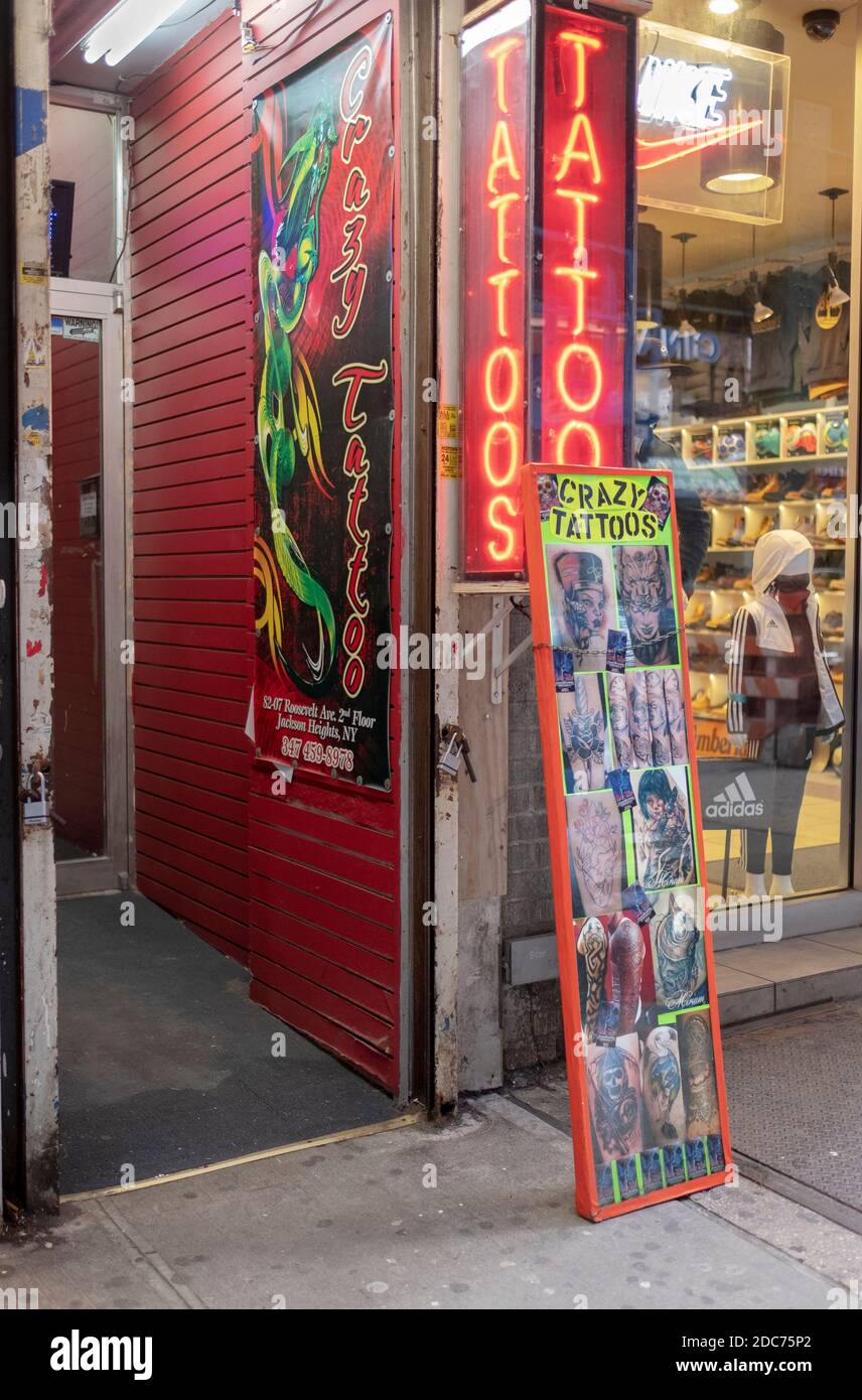 L'entrée aux TATOUAGES FOUS, un tatouage et un piercing shopvertical sur Roosevelt Avenue à Jackson Heights, Queens, New York City. Banque D'Images