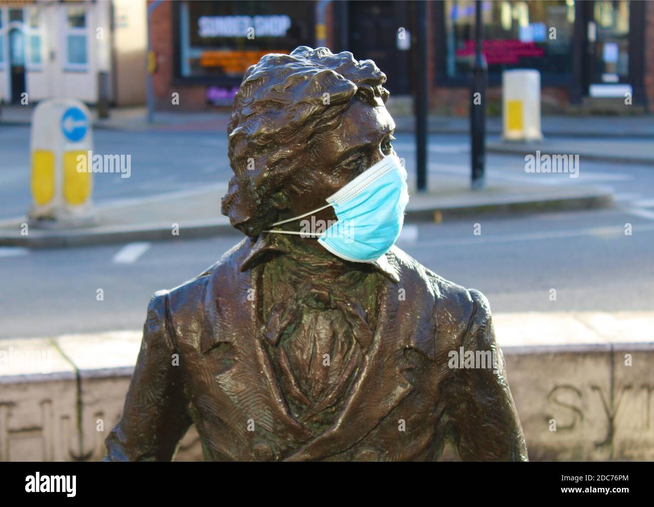 Photographie humoristique de la statue du poète John Keats à Chichester, West Sussex. Keat's porte un masque facial pendant le verrouillage en raison de la pandémie de covid 19. Banque D'Images