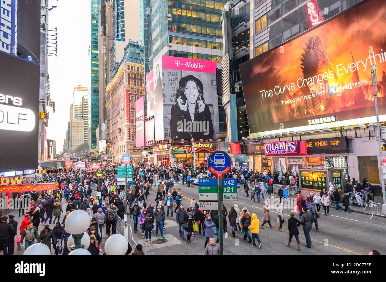 Jour de l'an à Times Square, Manhattan. Rues pleines de personnes célébrant dans une atmosphère festive. Avenue pleine d'écrans et de panneaux LED multicolores Banque D'Images