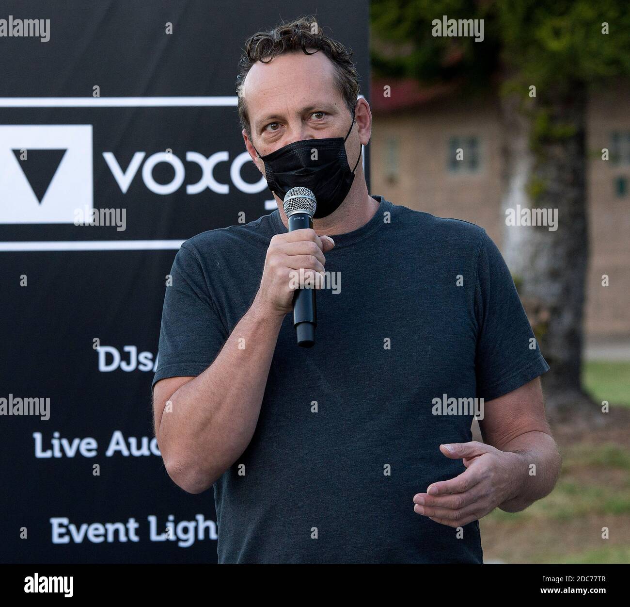 Manhattan Beach, Californie, États-Unis. 18 novembre 2020. L'acteur VINCE VAUGHN est le fer de lance d'un ''rassemblement pour l'ouverture EN TOUTE SÉCURITÉ des écoles et des activités sportives.'' Malgré les pics de COVID-19 dans le comté de Los Angeles, les amateurs de rallye demandent à Manhattan Beach de hâter la réouverture complète des cours en personne et de permettre plus d'activités sportives pour les enfants. Crédit : Brian Cahn/ZUMA Wire/Alay Live News Banque D'Images