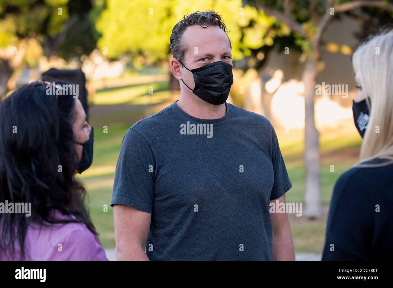 Manhattan Beach, Californie, États-Unis. 18 novembre 2020. L'acteur VINCE VAUGHN est le fer de lance d'un ''rassemblement pour l'ouverture EN TOUTE SÉCURITÉ des écoles et des activités sportives.'' Malgré les pics de COVID-19 dans le comté de Los Angeles, les amateurs de rallye demandent à Manhattan Beach de hâter la réouverture complète des cours en personne et de permettre plus d'activités sportives pour les enfants. Crédit : Brian Cahn/ZUMA Wire/Alay Live News Banque D'Images