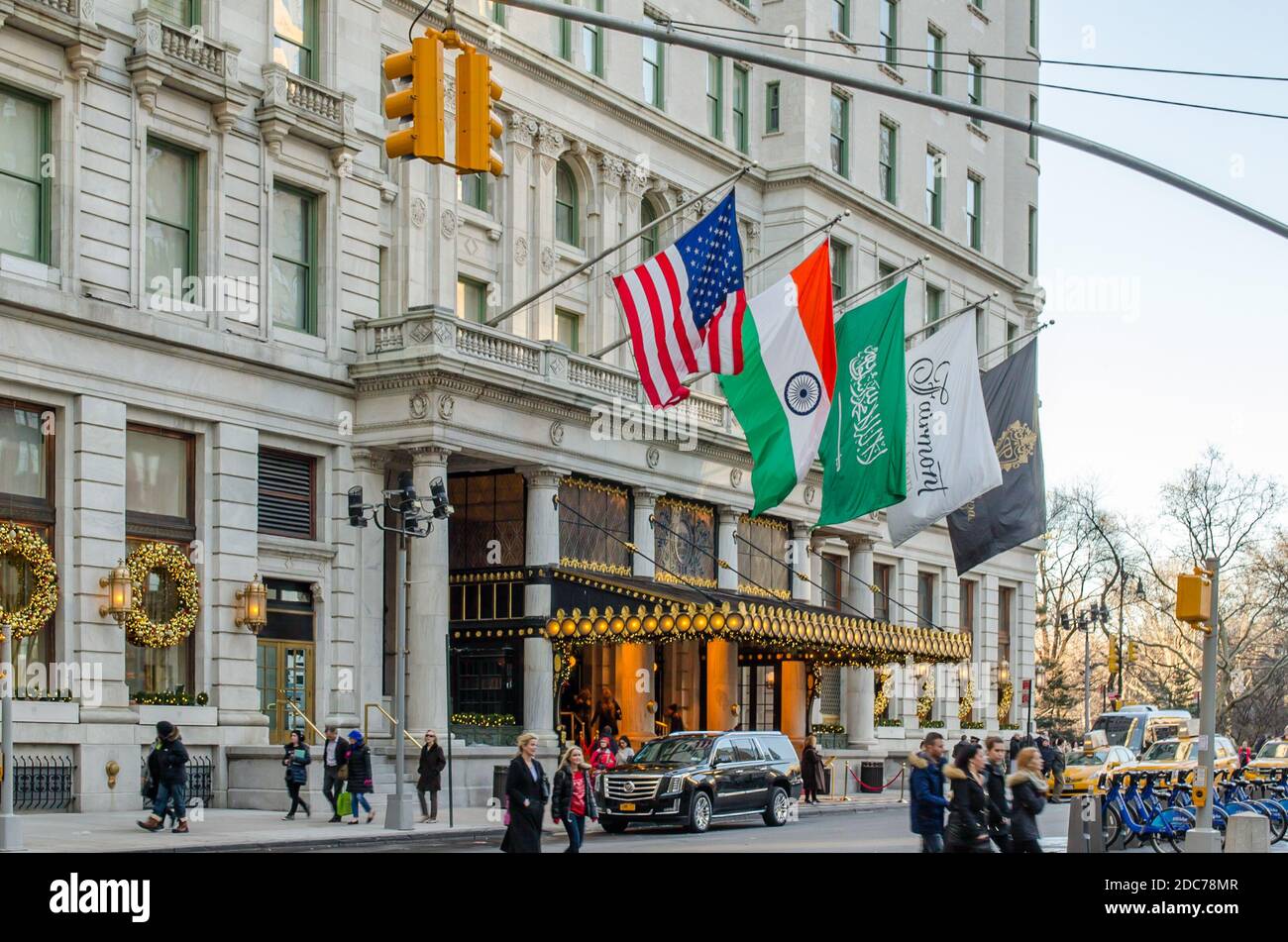 Le Plaza Hotel. Un lieu de Noël luxueux et historique décoré. L'un des symboles de Manhattan, New York, États-Unis Banque D'Images