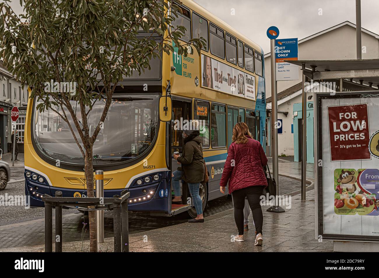 La vie quotidienne. Arrêt de bus de Dublin dans la rue principale de Greystones. Banque D'Images