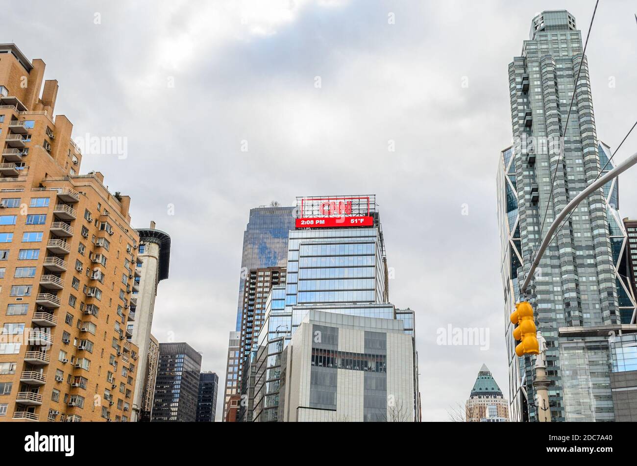 Bâtiment Skyscraper du siège social de CNN à Manhattan. Avec logo rouge et informations sur l'heure et la température. New York, États-Unis Banque D'Images