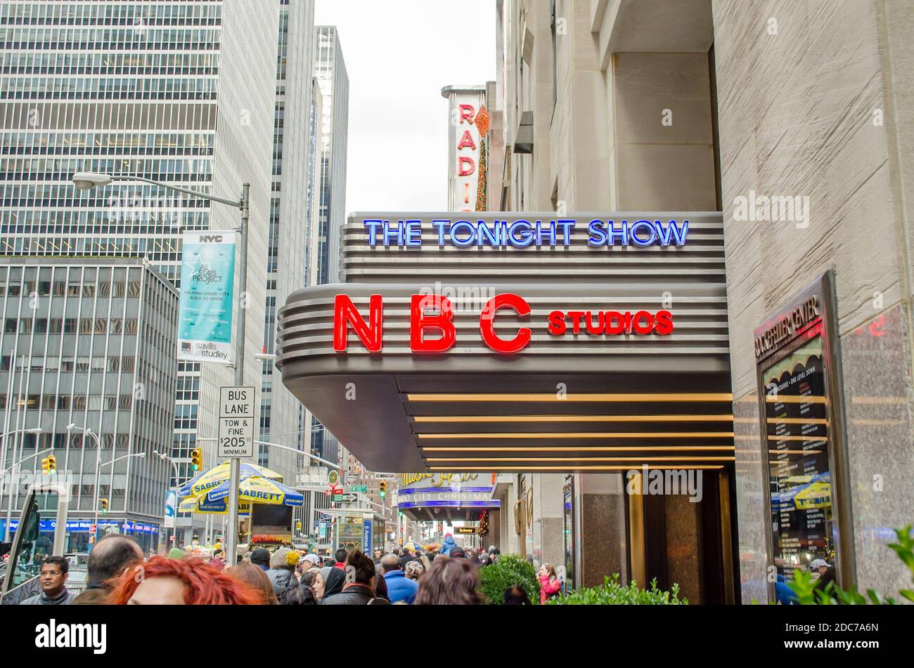 Entrée des studios NBC à Manhattan. Le panneau du spectacle de ce soir. La chaussée est bondée. New York, États-Unis Banque D'Images
